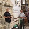 Konserwatorzy i eksperci od renowacji zabytków metodą laserową z ks. proboszczem Hubertem Komorowskim.