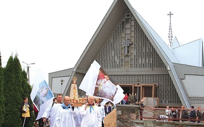 Z tej świątyni wychodzi też co roku jedna z najstarszych pielgrzymek do sanktuarium w Skępem.