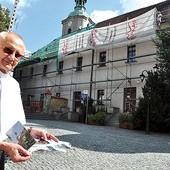 ▲	– Prace idą bardzo sprawnie, na dachu już wkrótce pojawi się nowa karpiówka – cieszy się ks. Pichen, proboszcz.