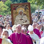 Procesja z obrazem Matki Bożej Gietrzwałdzkiej z kościoła na błonia przy źródełku, gdzie sprawowana była Eucharystia.