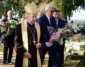 Po Mszy św. uczestnicy uroczystości udali się na miejsce poświęcenia tablicy upamiętniającej bohaterów w walce o wolność.