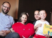 Jezuita o. Zbigniew Szulczyk przeniósł na polski grunt rekolekcje „Spotkanie z Chrystusem”, a z całego serca polecają je Amelka i Ignaś wraz z mamą.