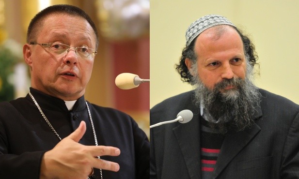 Rabin Boaz Pash na ambonie. Naprzeciw niego stanie abp Grzegorz Ryś