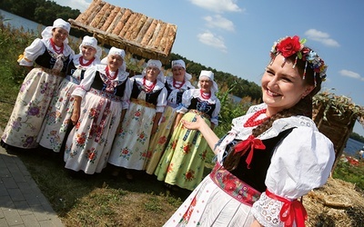 Zespół z Katowic-Podlesia działa 35 lat. Wśród dojrzałych pań – również przyszłe pokolenie kochające folklor.