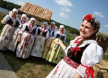 Zespół z Katowic-Podlesia działa 35 lat. Wśród dojrzałych pań – również przyszłe pokolenie kochające folklor.