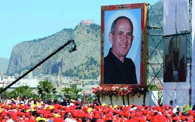 Beatyfikacja walczącego z mafią i przez nią zastrzelonego w 1993 r. ks. Giuseppe Puglisiego odbyła się w Palermo 25 maja 2013 r.