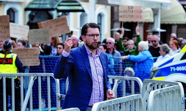 Jimmie Åkesson – lider Szwedzkich Demokratów – przemawia na wiecu wyborczym.