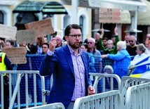 Jimmie Åkesson – lider Szwedzkich Demokratów – przemawia na wiecu wyborczym.