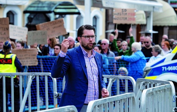 Jimmie Åkesson – lider Szwedzkich Demokratów – przemawia na wiecu wyborczym.