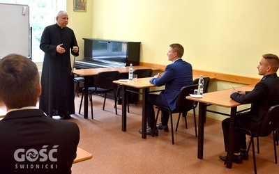 Rektor świdnickiego seminarium wita kandydatów w sali wykładowej.