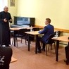 Rektor świdnickiego seminarium wita kandydatów w sali wykładowej.