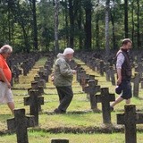 Potomkowie byłych jeńców brytyjskich w dawnym obozie Lamsdorf