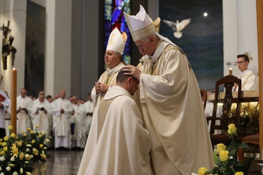 Święcenia biskupie w katedrze cz.1