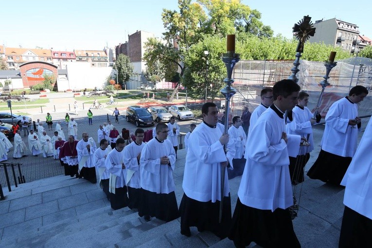 Święcenia biskupie w katedrze cz.1