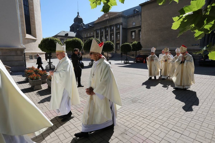 Święcenia biskupie w katedrze cz.1