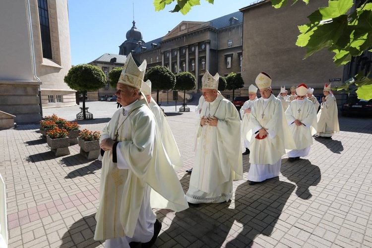 Święcenia biskupie w katedrze cz.1