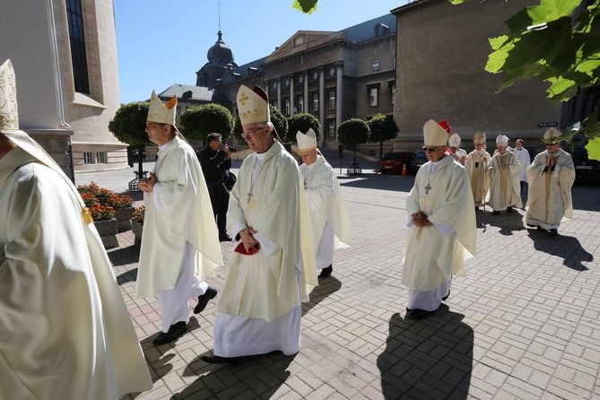 Święcenia biskupie w katedrze cz.1