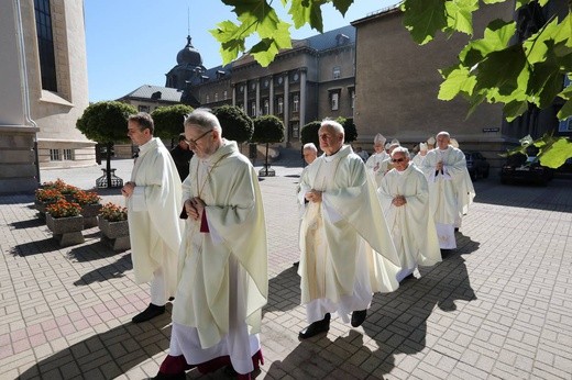 Święcenia biskupie w katedrze cz.1