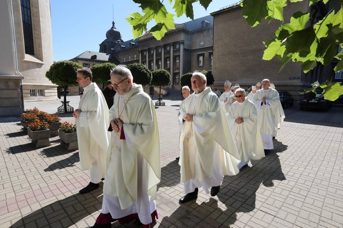 Święcenia biskupie w katedrze cz.1