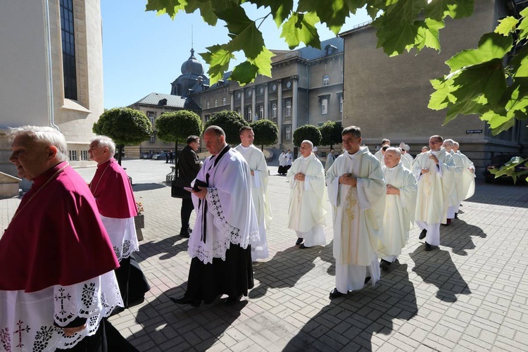 Święcenia biskupie w katedrze cz.1