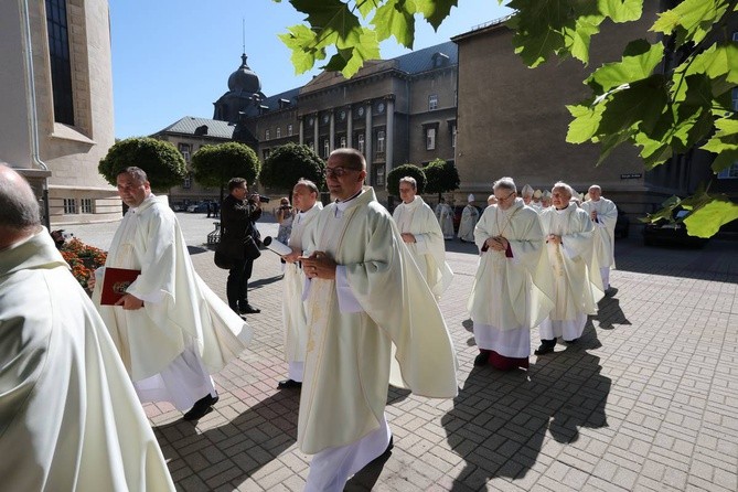 Święcenia biskupie w katedrze cz.1