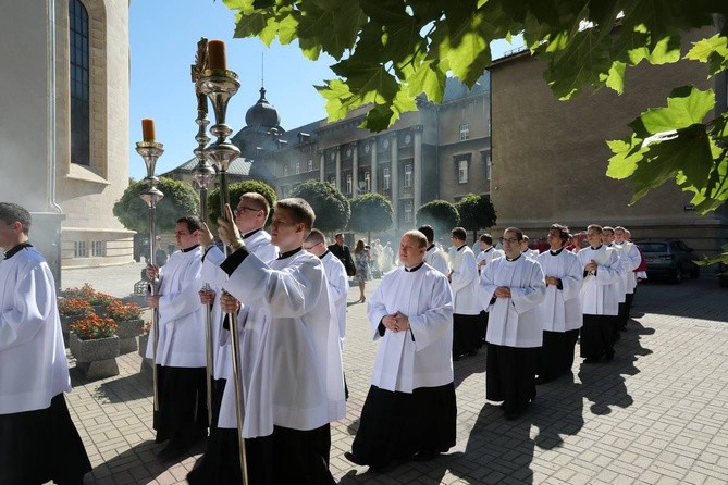 Święcenia biskupie w katedrze cz.1