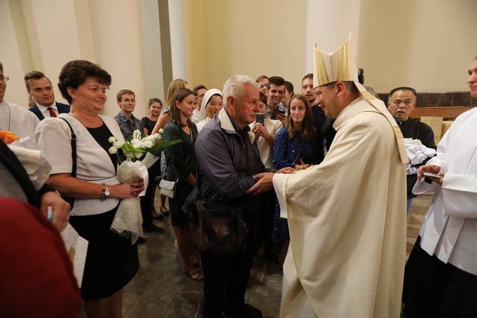 Świecenia biskupie w katedrze cz.2 - życzenia