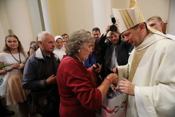 Świecenia biskupie w katedrze cz.2 - życzenia