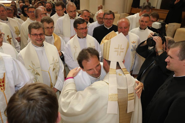 Świecenia biskupie w katedrze cz.2 - życzenia