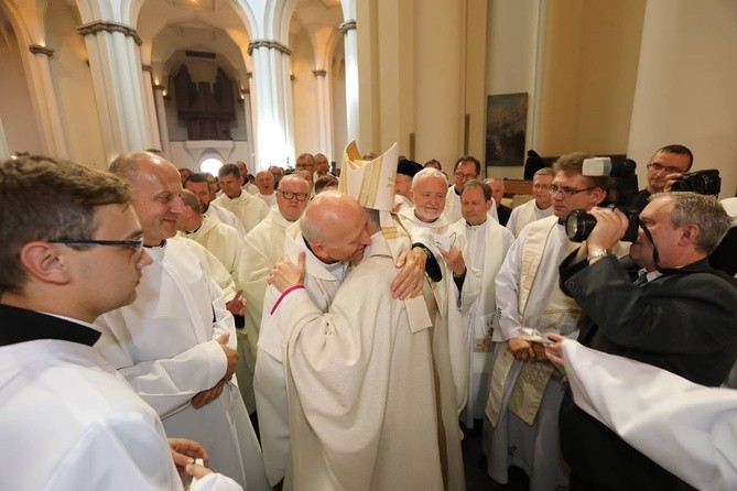 Świecenia biskupie w katedrze cz.2 - życzenia