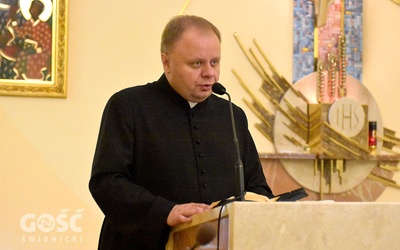 ks. Wojciech Wójtowicz w czasie głoszenia jednej z konferencji w świdnickim seminarium