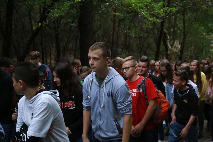 Młodzieżowa droga krzyżowa w Pustkowie-Osiedlu