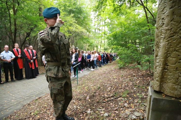 Młodzieżowa droga krzyżowa w Pustkowie-Osiedlu