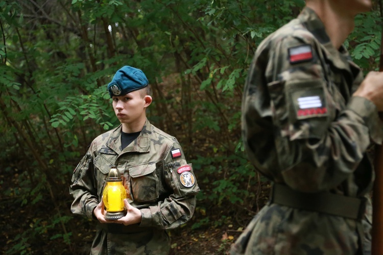 Młodzieżowa droga krzyżowa w Pustkowie-Osiedlu