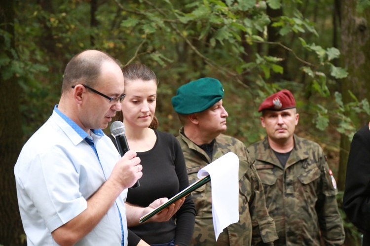 Młodzieżowa droga krzyżowa w Pustkowie-Osiedlu