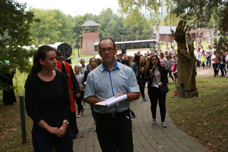 Młodzieżowa droga krzyżowa w Pustkowie-Osiedlu