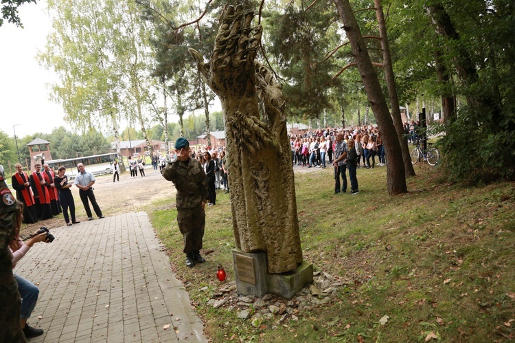 Młodzieżowa droga krzyżowa w Pustkowie-Osiedlu