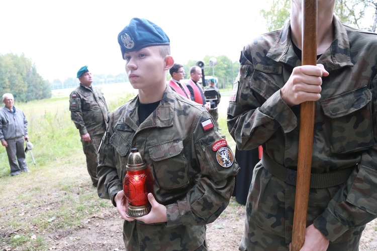 Młodzieżowa droga krzyżowa w Pustkowie-Osiedlu