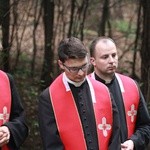 Młodzieżowa droga krzyżowa w Pustkowie-Osiedlu