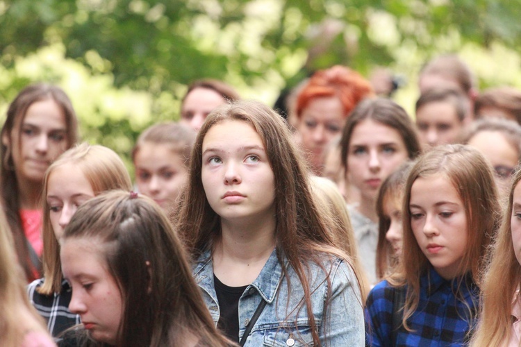 Młodzieżowa droga krzyżowa w Pustkowie-Osiedlu