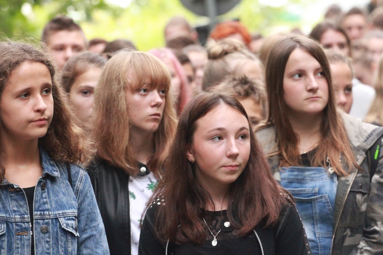 Młodzieżowa droga krzyżowa w Pustkowie-Osiedlu