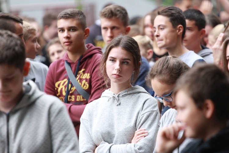 Młodzieżowa droga krzyżowa w Pustkowie-Osiedlu