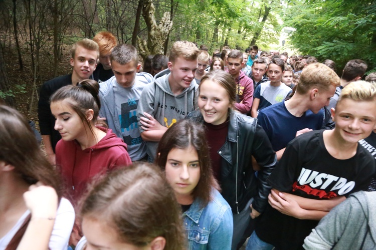 Młodzieżowa droga krzyżowa w Pustkowie-Osiedlu