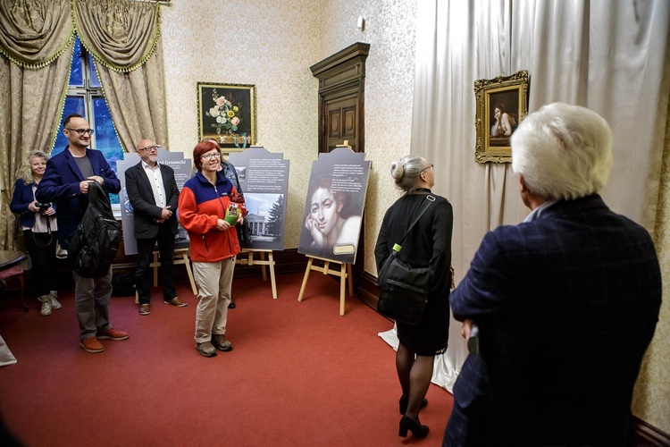 Ekspozycja z obrazem "Portret Izmondy" w pałacu