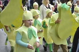 Każda szkoła prezentowała wylosowany owoc, warzywo lub kwiat