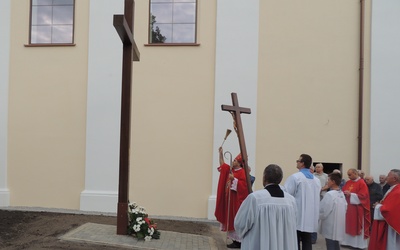 Bp Wojciech Osial poświęcił krzyż 