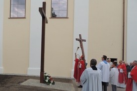 Bp Wojciech Osial poświęcił krzyż 