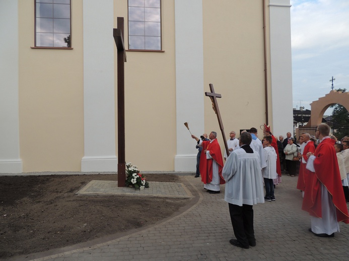 Poświęcenie krzyża misyjnego w Żychlinie