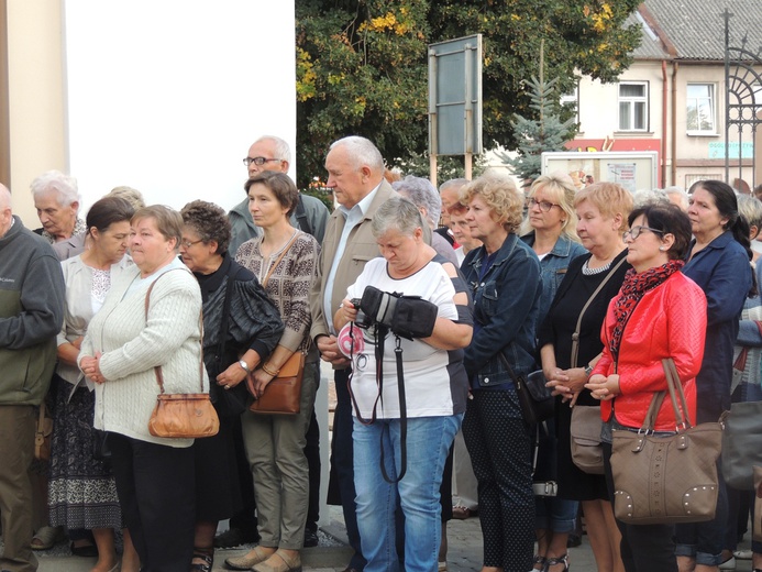 Poświęcenie krzyża misyjnego w Żychlinie