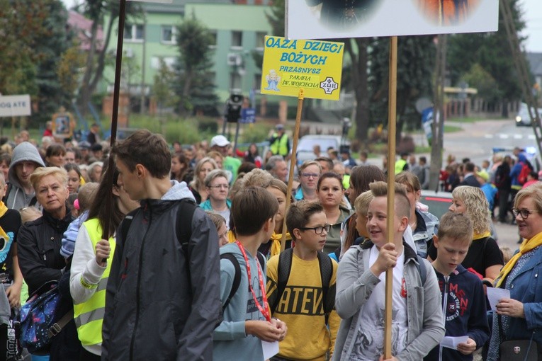 Pielgrzymka dzieci do Rostkowa